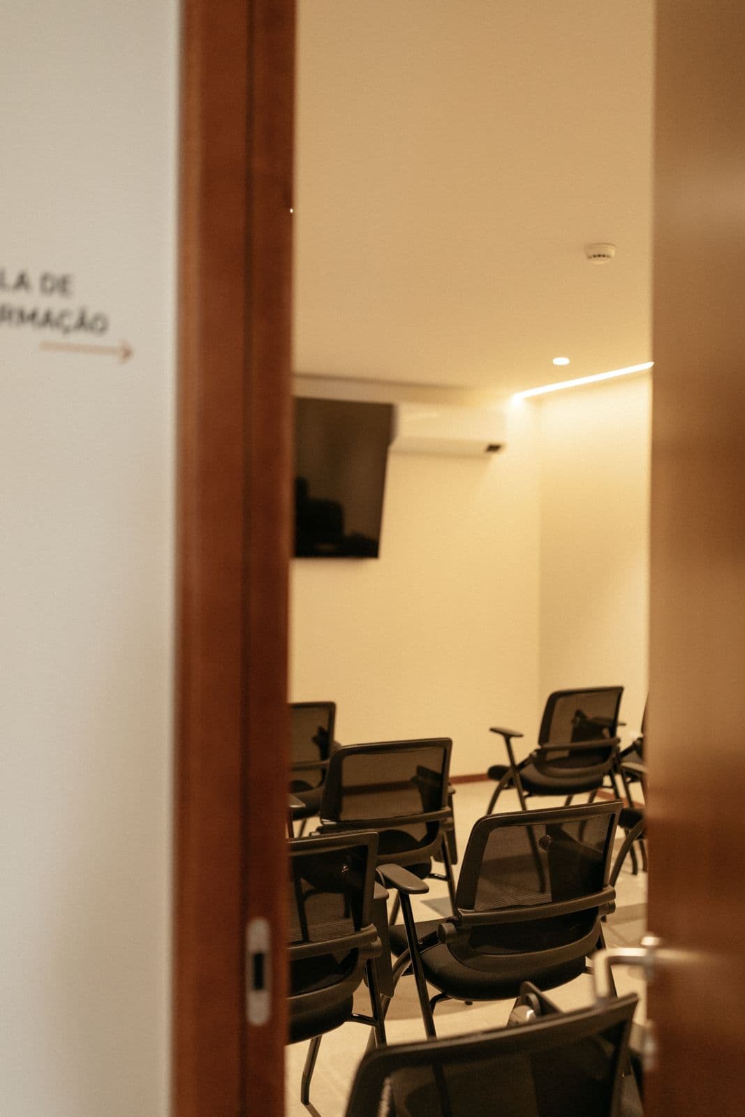 Imagem editorial representando cuidado colaborativo e trabalho clínico em rede.